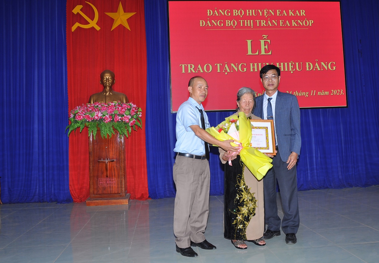 Đảng bộ thị trấn Ea Knốp tổ chức Lễ trao tặng huy hiệu Đảng cho 11 đảng viên thuộc Đảng bộ, nhân dịp Kỷ niệm 106 năm ngày cách mạng tháng mười nga (7/11/1917 - 7/11/2023)